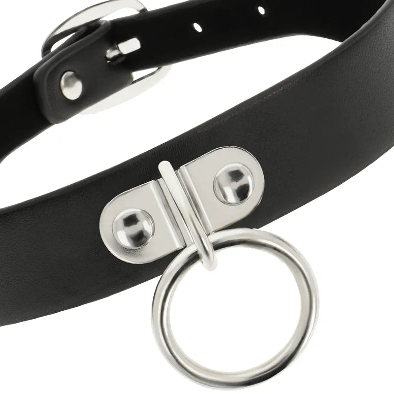 Collier fétiche en cuir vegan noir ajustable avec boucle argentée et boutons-pression, design élégant et moderne.