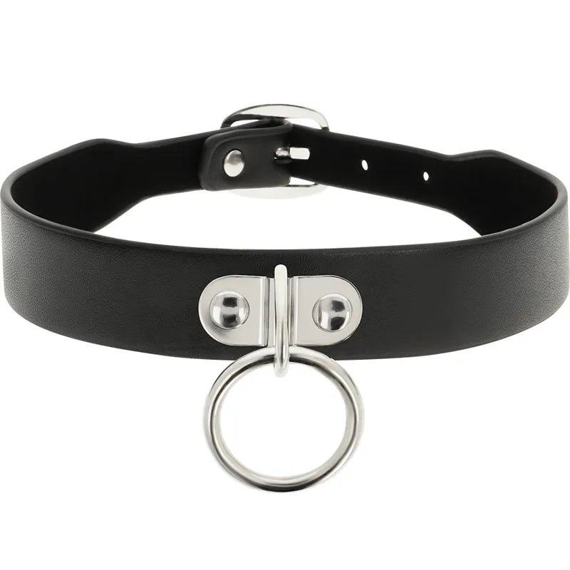Collier fétiche noir en cuir vegan avec anneau argenté et boutons-pression ajustables, élégant et éthique.