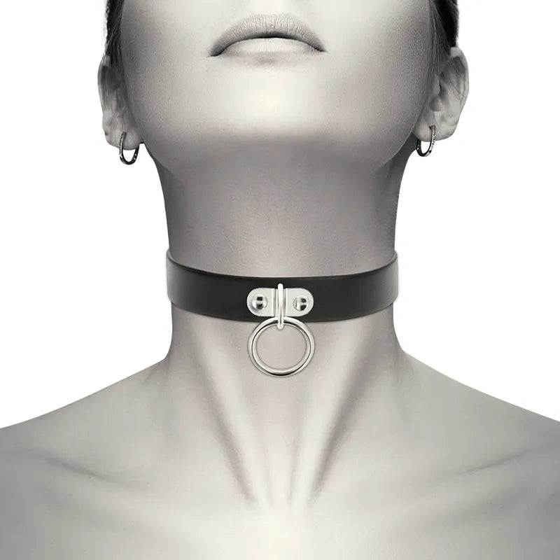 Collier fétiche en cuir vegan noir ajustable avec fermeture à boutons-pression, élégant et éthique pour femmes modernes.