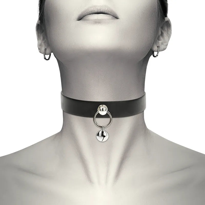 Collier fétiche en cuir vegan noir avec anneau central et clochette, fermeture à boutons-pression, élégant et moderne.
