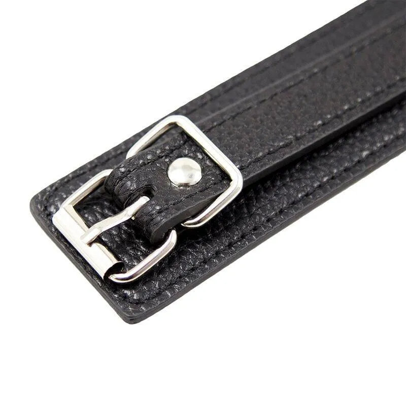 Collier laisse simili cuir noir motif serpent, boucle métallique, élégant et sophistiqué, accessoire mode durable.