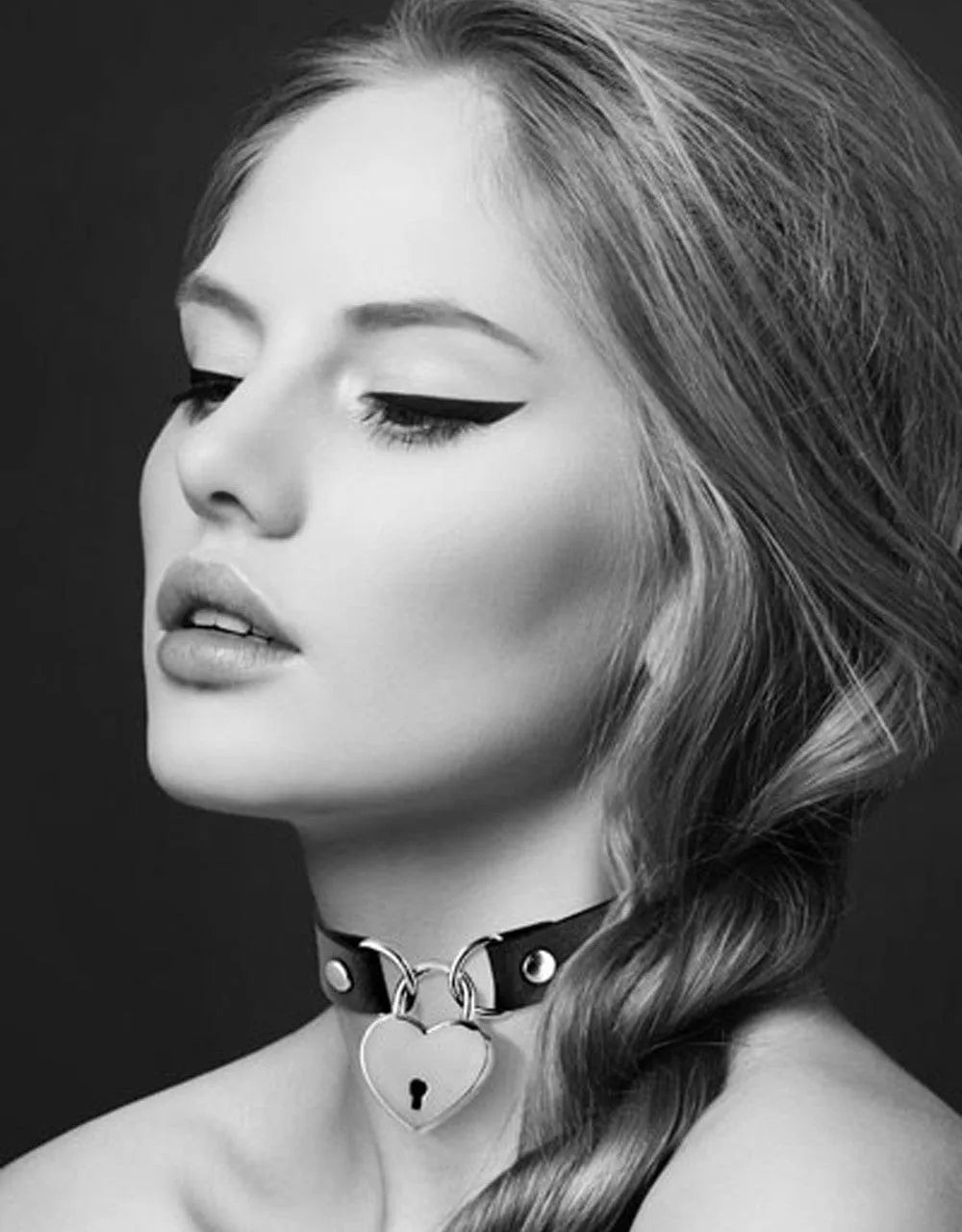 Collier SM cuir noir avec cadenas cœur, accessoires fétichistes, idéal jeux érotiques, 34 cm, 1.7 cm hauteur.