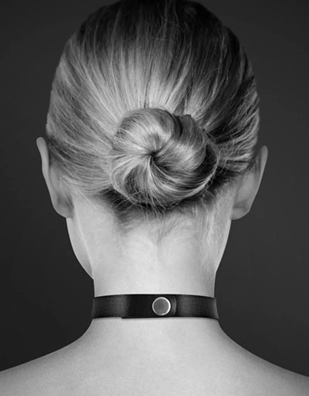Collier en cuir noir SM avec double anneau argenté, réglable par pression, idéal pour jeux érotiques et collection BDMS.