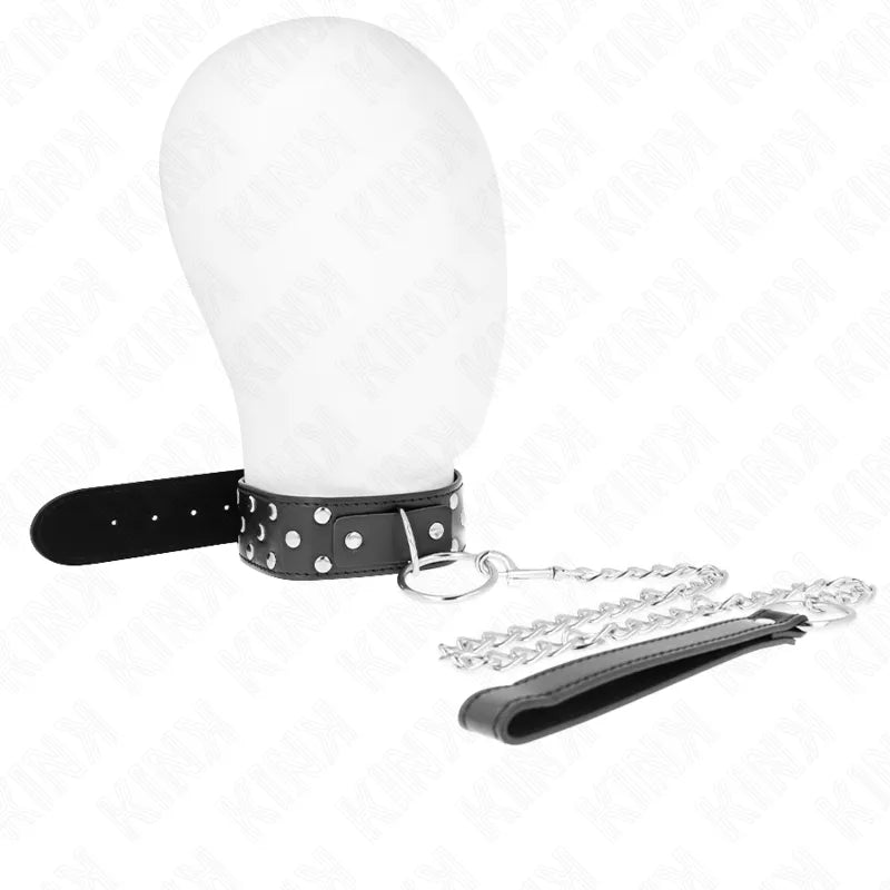 Collier BDSM en cuir noir ajustable avec rivets argentés, chaîne métallique et poignée, élégance et contrôle.
