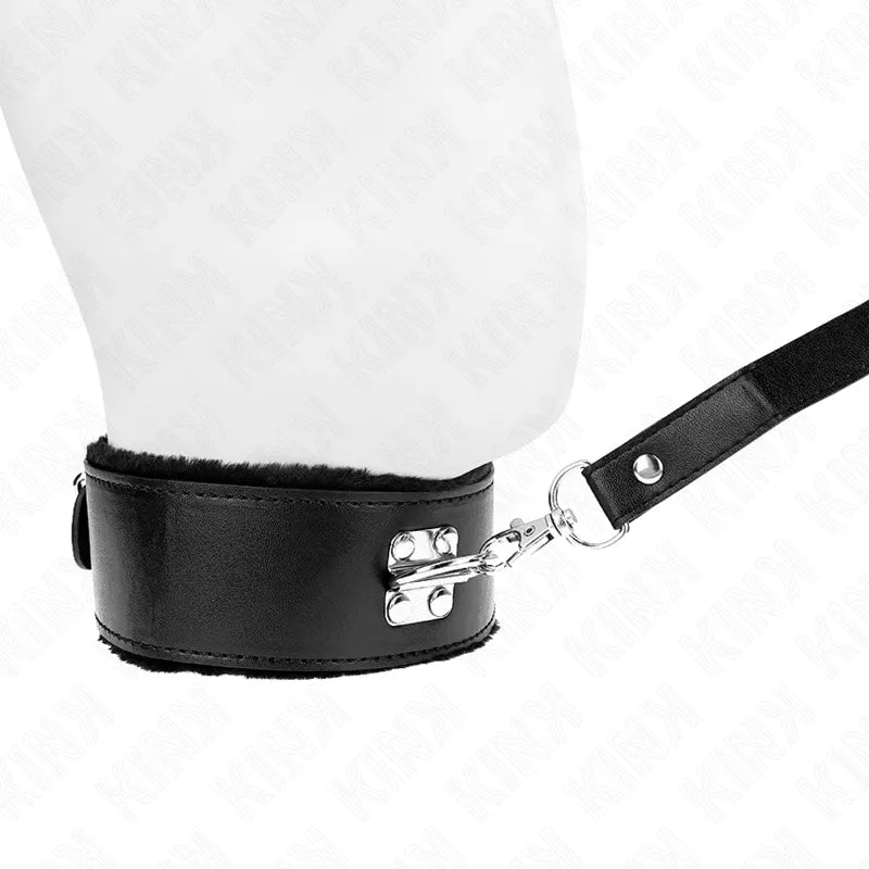 Collier BDSM cuir noir élégant avec boucle ajustable et attache métallique, design épuré pour confort et sécurité.