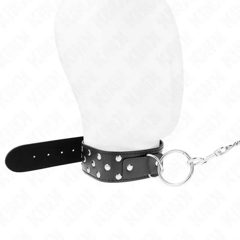 Collier BDSM en cuir noir ajustable avec rivets métalliques et anneau, alliant élégance et contrôle pour moments intenses.