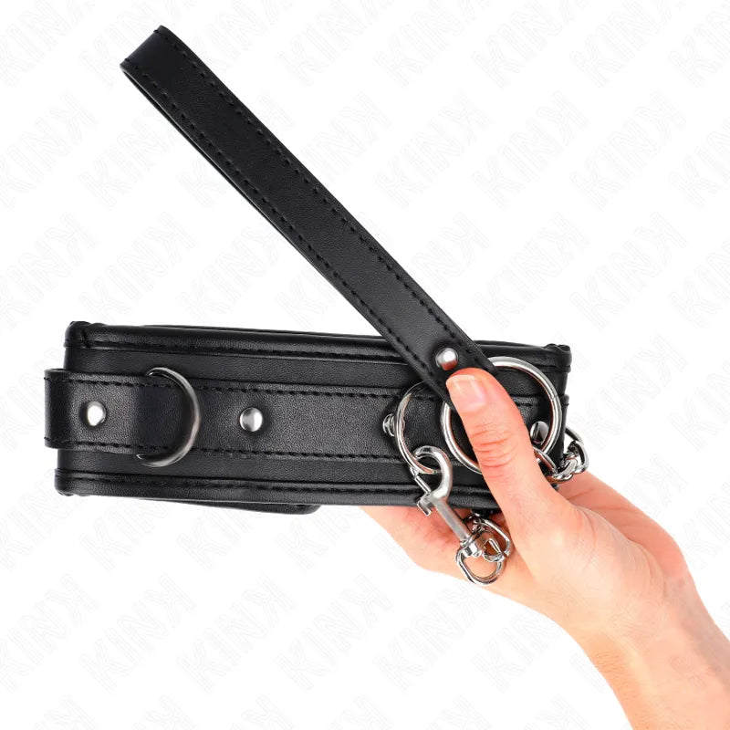 Collier BDSM en cuir noir avec anneaux métalliques, design élégant et résistant, Kinque Boutique.