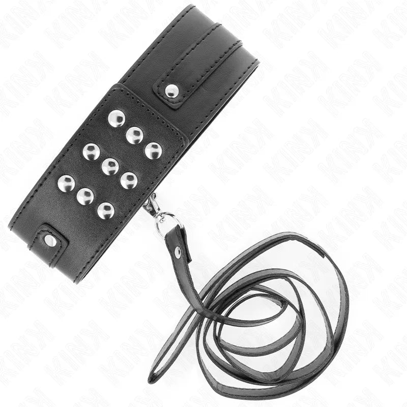 Collier BDSM en cuir noir élégant avec rivets métalliques et laisse assortie, ajustable pour un confort optimal.