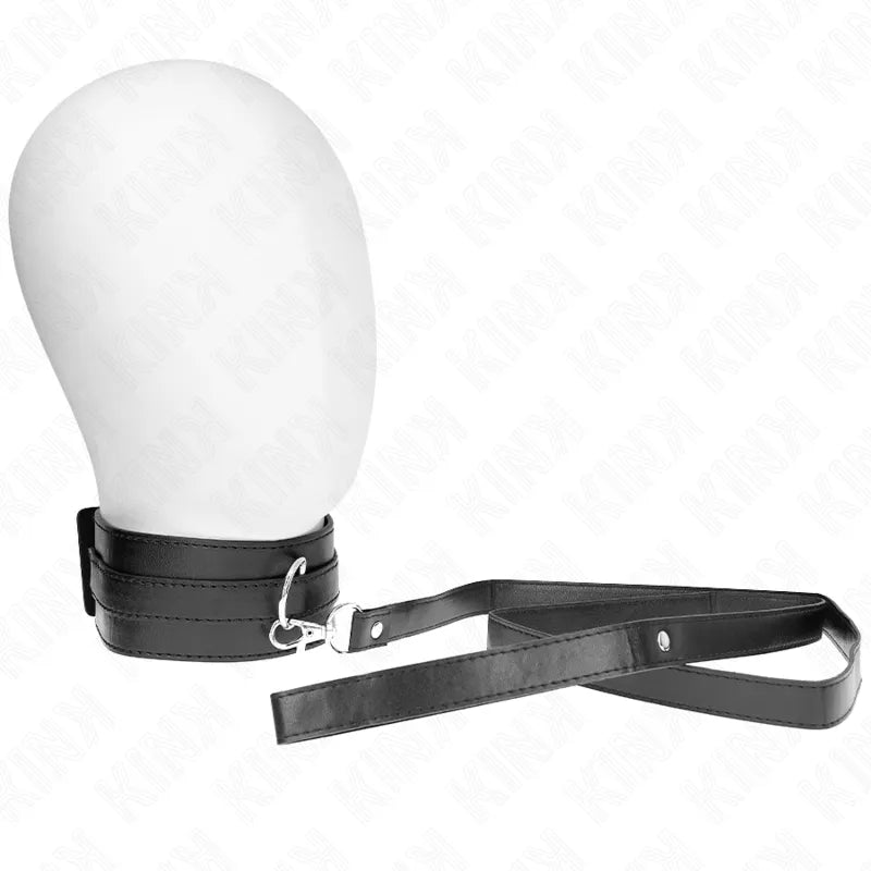 Collier BDSM en cuir noir élégant et réglable avec boucle métallique, posé sur un fond neutre.