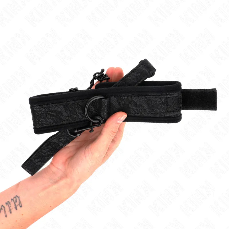 Collier BDSM en cuir noir élégant avec boucle métallique, design raffiné pour confort et style intemporel.