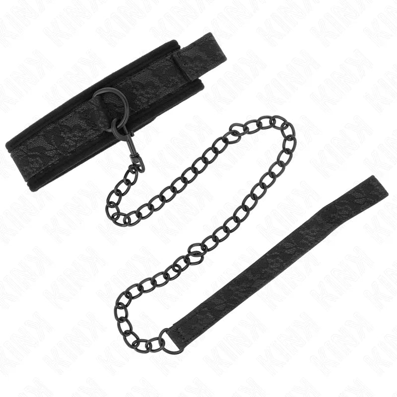 Collier BDSM élégant en cuir noir avec chaîne, design raffiné et robuste, idéal pour moments intenses et complices.