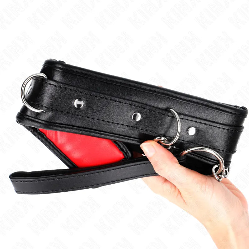 Collier BDSM en cuir noir ajustable avec détails métalliques, design élégant et sophistiqué pour pratiques raffinées.