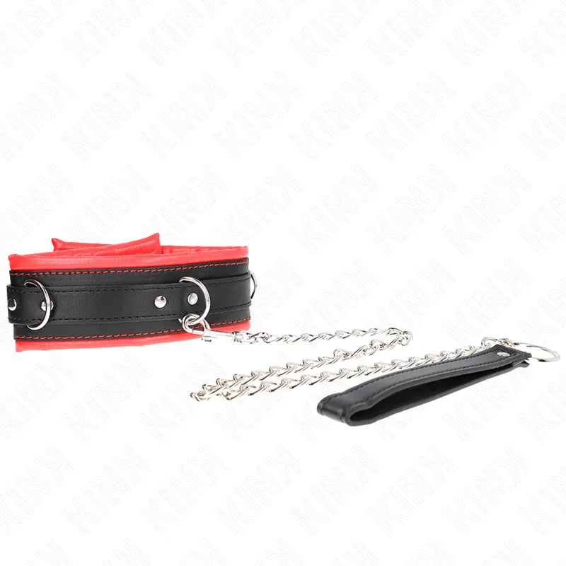 Collier BDSM cuir noir et rouge avec chaîne métallique, design élégant et sophistiqué pour jeux de domination.