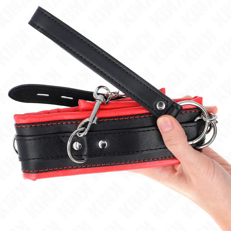 Collier BDSM cuir noir et rouge avec anneaux métalliques, design élégant et sophistiqué pour jeux BDSM.