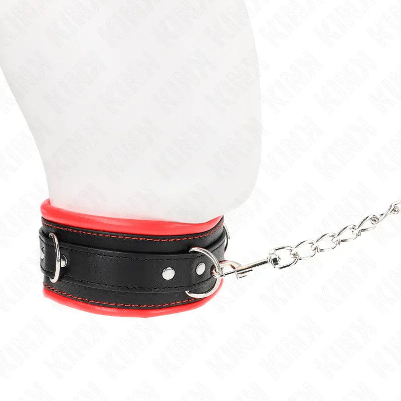 Collier BDSM cuir noir et rouge élégant avec chaîne métallique, design sophistiqué pour jeux de domination raffinés.