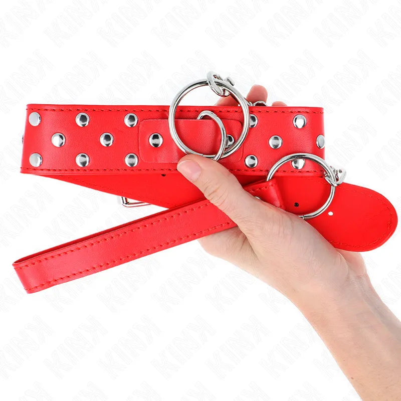 Collier et laisse BDSM rouge en cuir véritable avec rivets métalliques, tenue en main pour confort et robustesse.