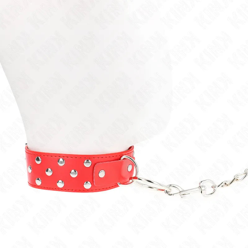 Collier BDSM rouge en cuir véritable avec rivets métalliques et laisse en chaîne, design robuste et confortable.