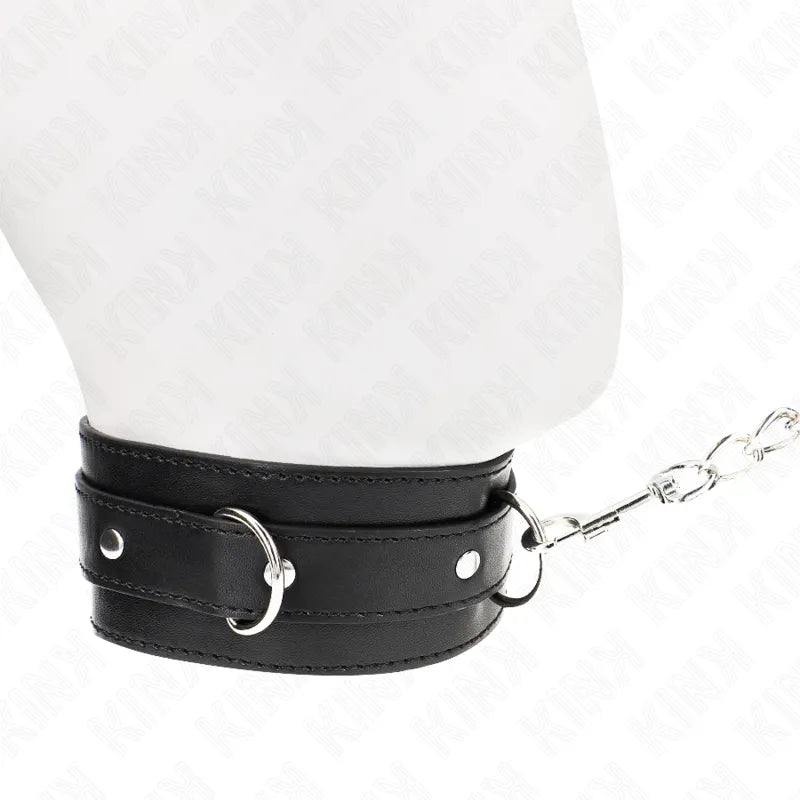 Collier BDSM en cuir noir élégant avec anneaux métalliques et laisse, accessoire sophistiqué pour jeux de domination.