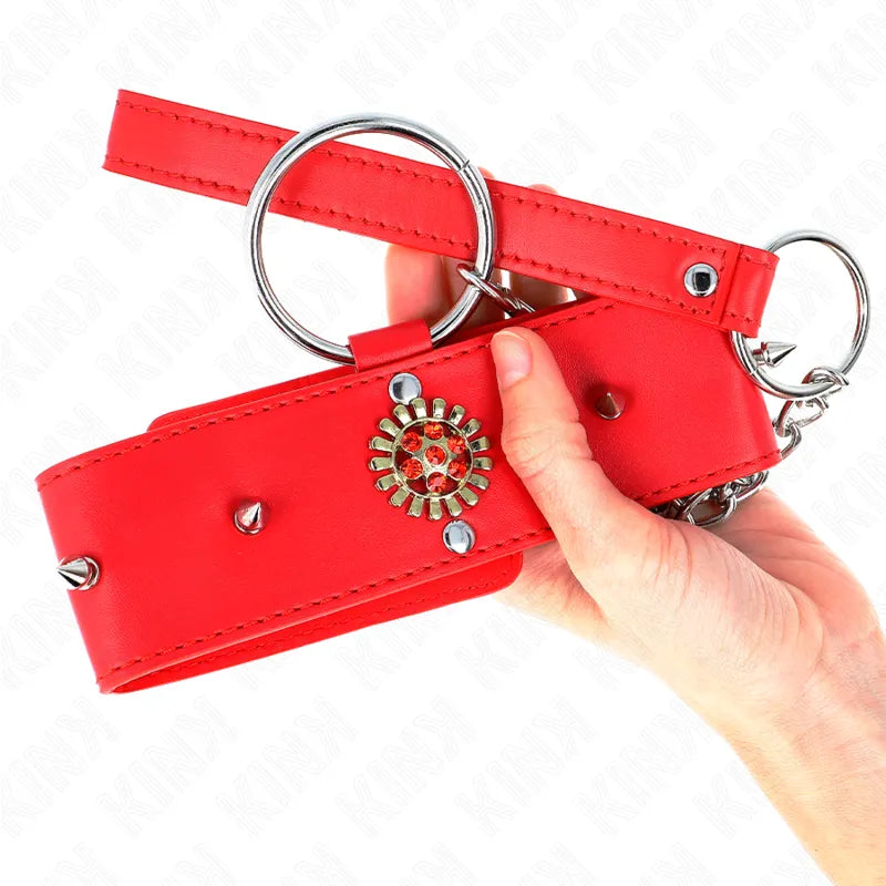 Collier et laisse BDSM en cuir rouge avec détails métalliques, design élégant et sophistiqué pour jeux de soumission.