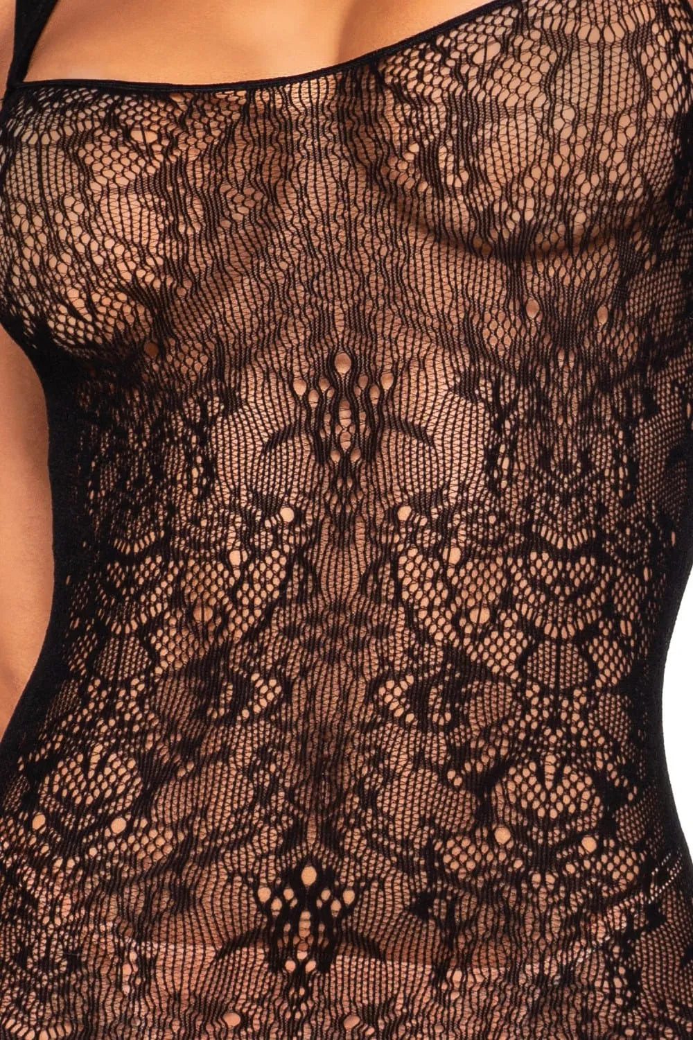 Combinaison lingerie dentelle noire, encolure bandeau, dos croisé, jarretières attachées, élégante et féminine.