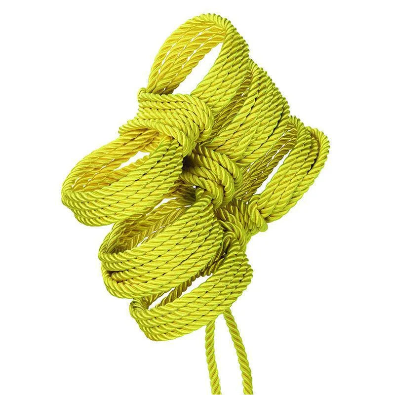 Corde BDSM jaune en coton polyester, torsadée, douce et résistante, idéale pour bondage créatif et artistique.