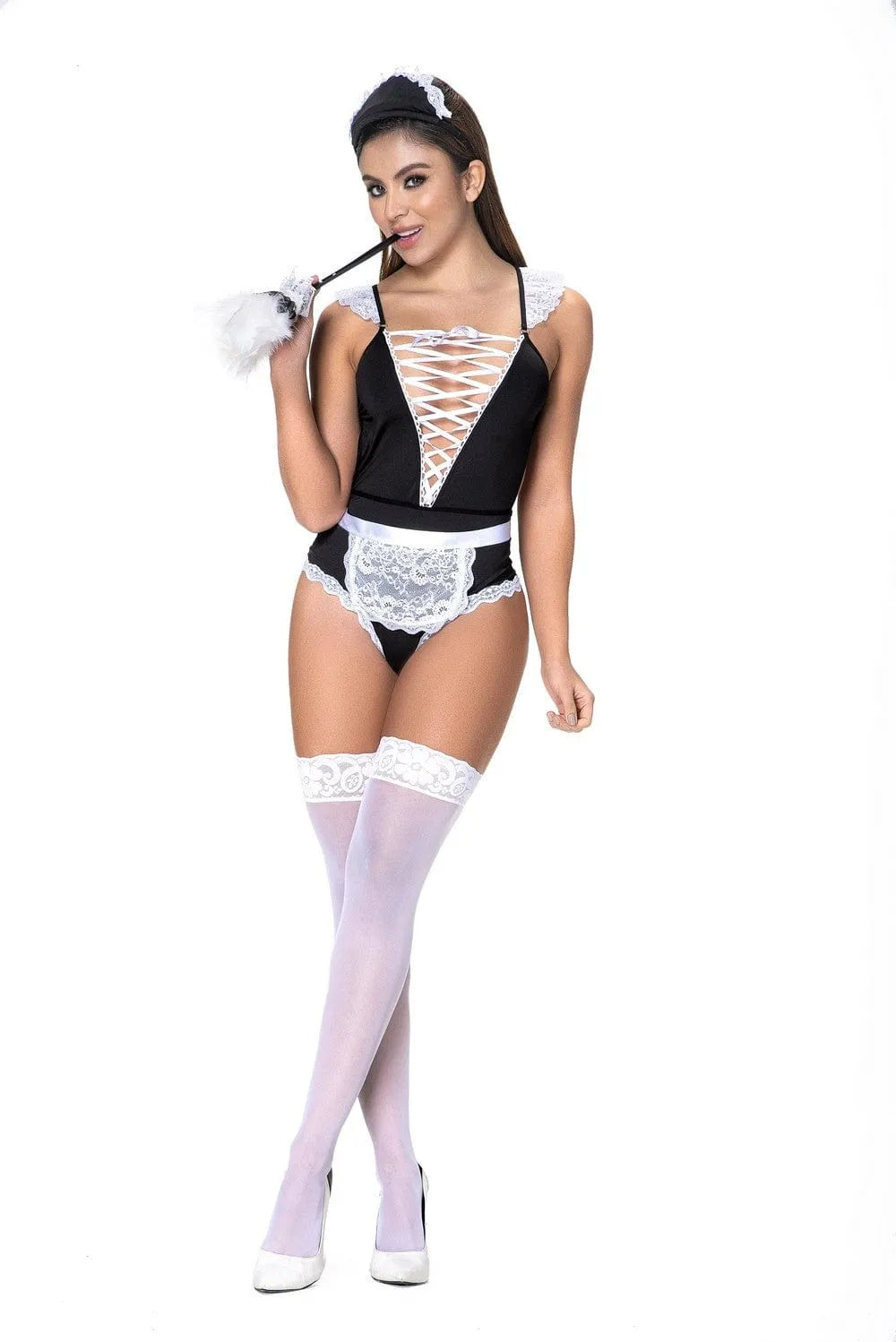Costume femme de ménage sexy noir avec dentelle blanche, body croisé, tablier et bandeau, look élégant et audacieux.