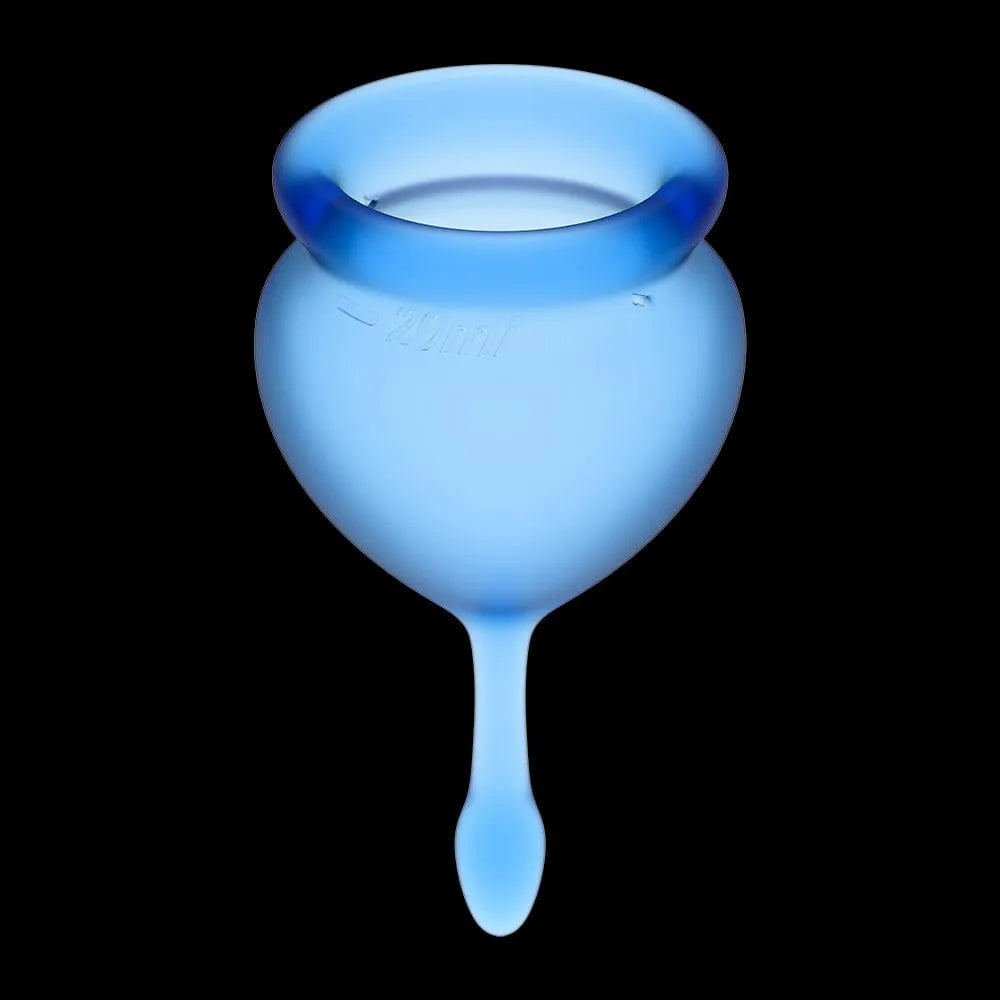 Coupe menstruelle bleue en silicone médical, forme ergonomique, capacité 15-20 ml, pour flux variable, fond noir.