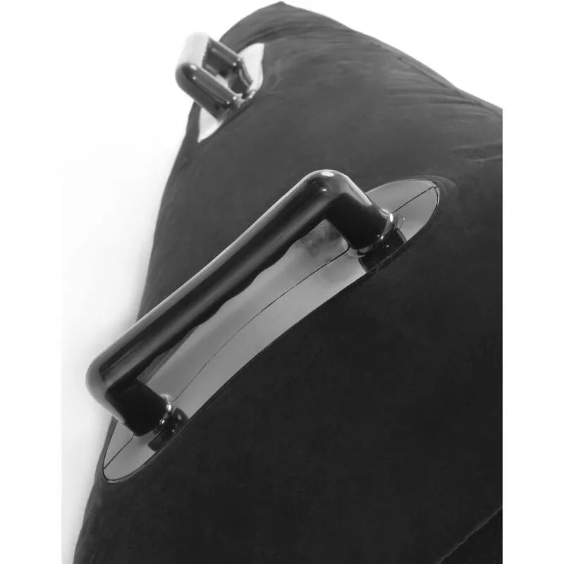 Coussin érotique gonflable noir avec poignées ergonomiques, forme inclinée pour soutien et stabilité optimale.