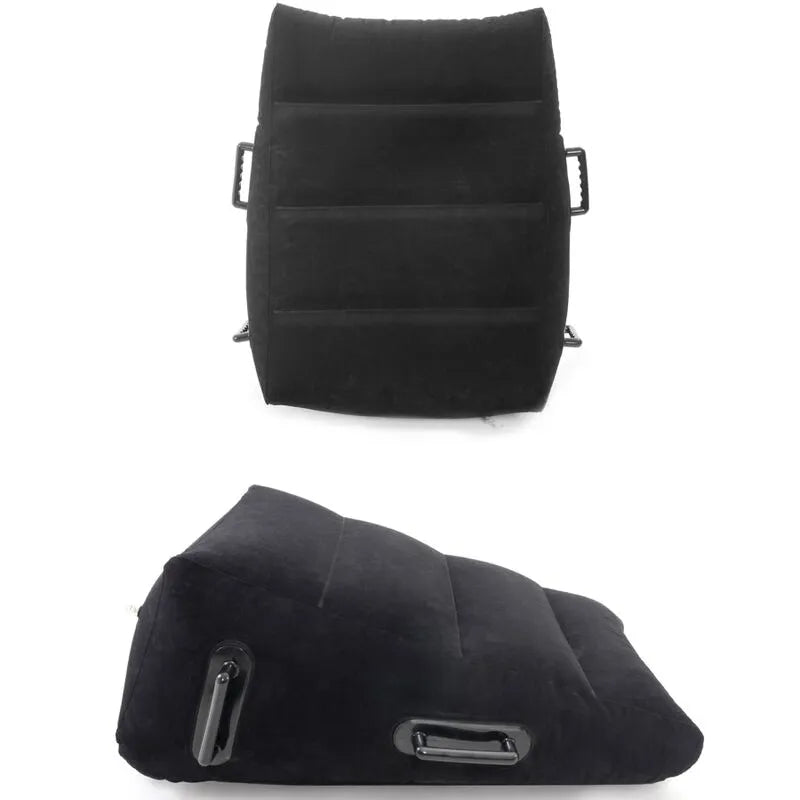 Coussin érotique gonflable noir, forme inclinée, poignées latérales, soutien ergonomique pour positions variées.