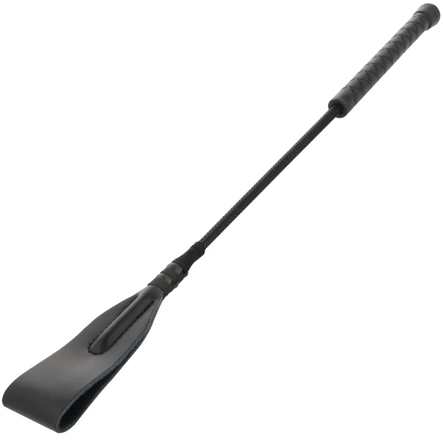 Cravache BDSM en cuir noir haut de gamme avec manche texturé et pointe raffinée, accessoire fétiche élégant.
