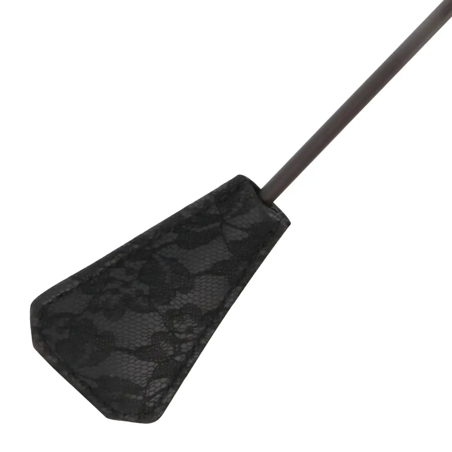Cravache BDSM double face noire 56cm avec plume, manche fin et embout en dentelle pour sensations variées.
