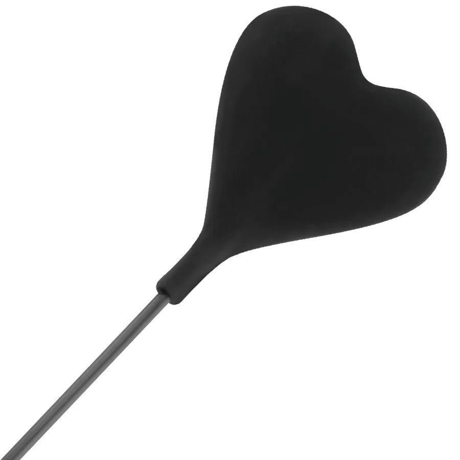 Cravache noire double face avec plumes, côté cœur noir et plumes douces, accessoire BDSM pour caresses sensuelles.