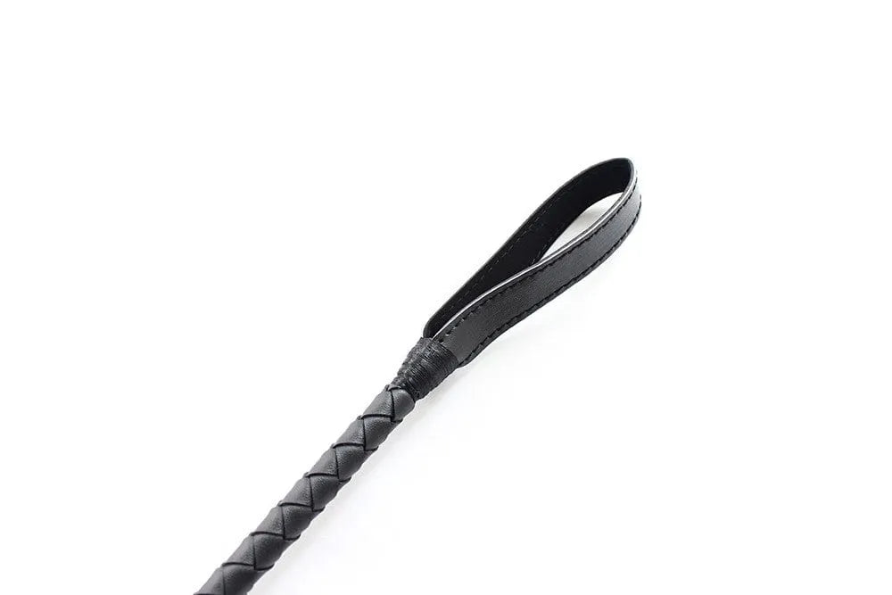 Cravache noire en PVC de 71 cm, rigide et tressée, idéale pour jeux BDSM, domination et soumission.