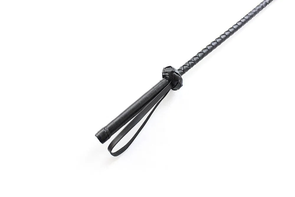 Cravache noire rigide en PVC de 71 cm, idéale pour BDSM, avec poignée tressée et dragonne pour une prise en main ferme.