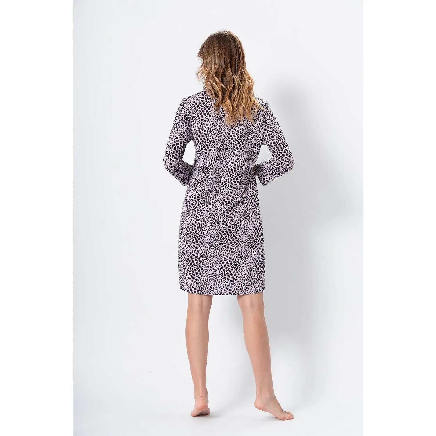 Chemise de nuit femme léopard noir et blanc, manches 7/8, encolure V, longueur genou, 100% coton, modèle Ewa M-Max.