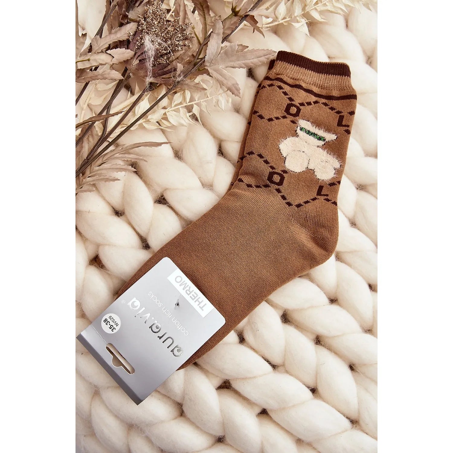 Chaussettes marron femme avec patch ourson, coton élasthanne, confort hiver, sur fond tricoté beige, étiquette visible.