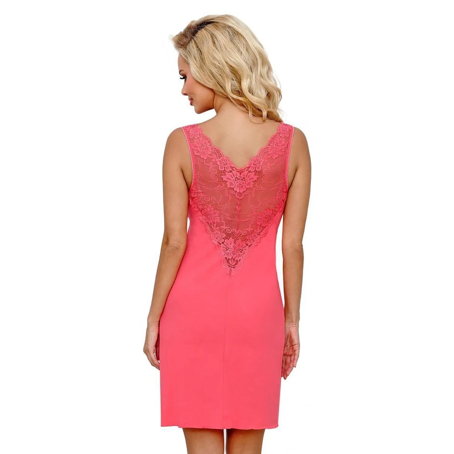 Chemise de nuit rose avec dentelle florale au dos, coupe bardot, tissu fluide, encadrement ajouré élégant.
