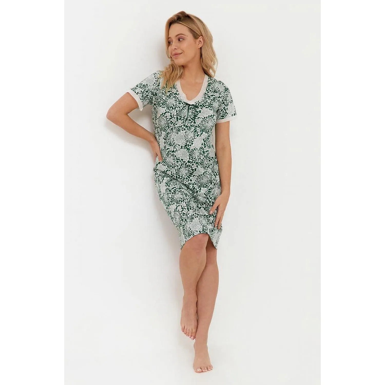 Chemise de nuit verte à manches courtes, décolleté en V avec filet délicat, longueur genoux, élégante et confortable.