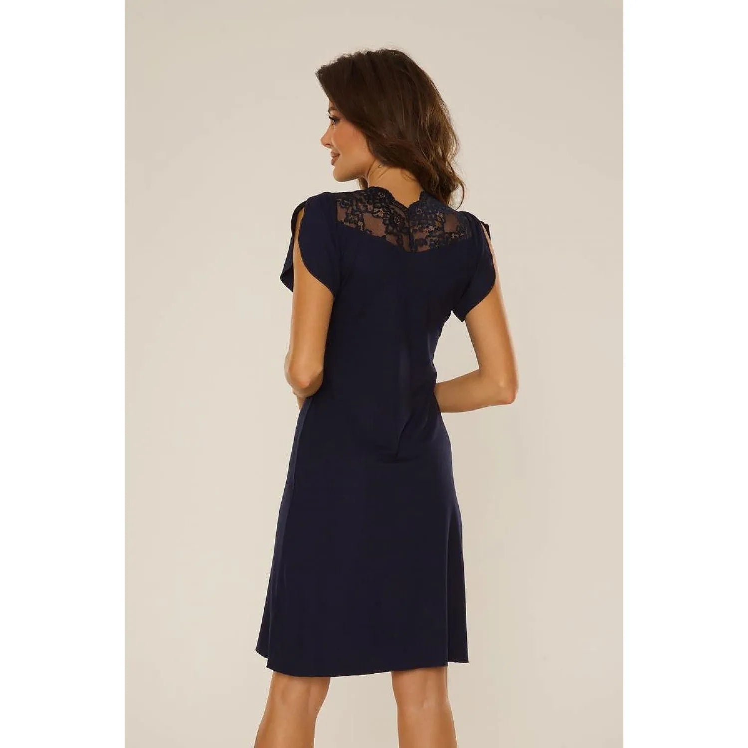 Chemise de nuit bleue en viscose, manches courtes, dentelle au dos, longueur genou, coupe ajustée et confortable.