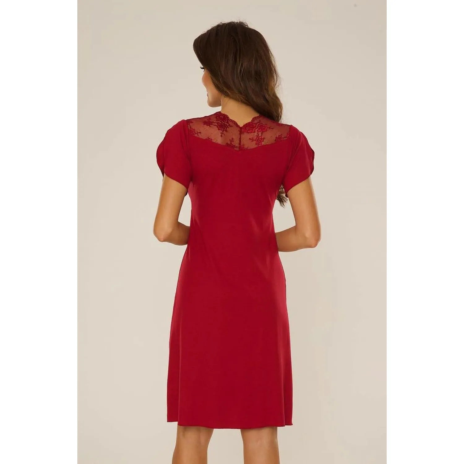 Chemise de nuit rouge en viscose, manches courtes, dentelle délicate au dos, longueur genou, coupe ajustée et confortable.
