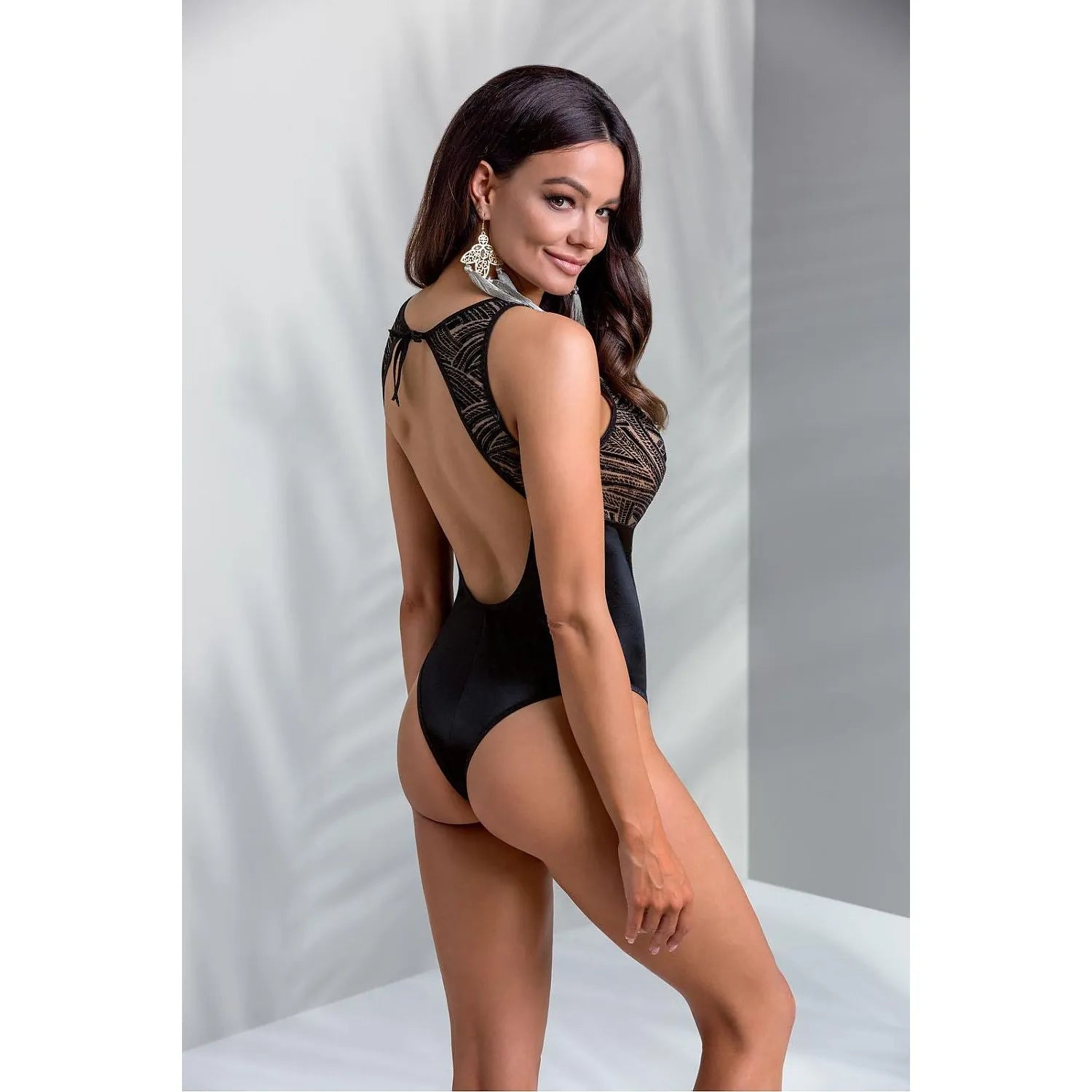Body noir Casmir Lara, décolleté rond, larges bretelles, nœud avant, dos découpé avec nœud, dentelle et satin.