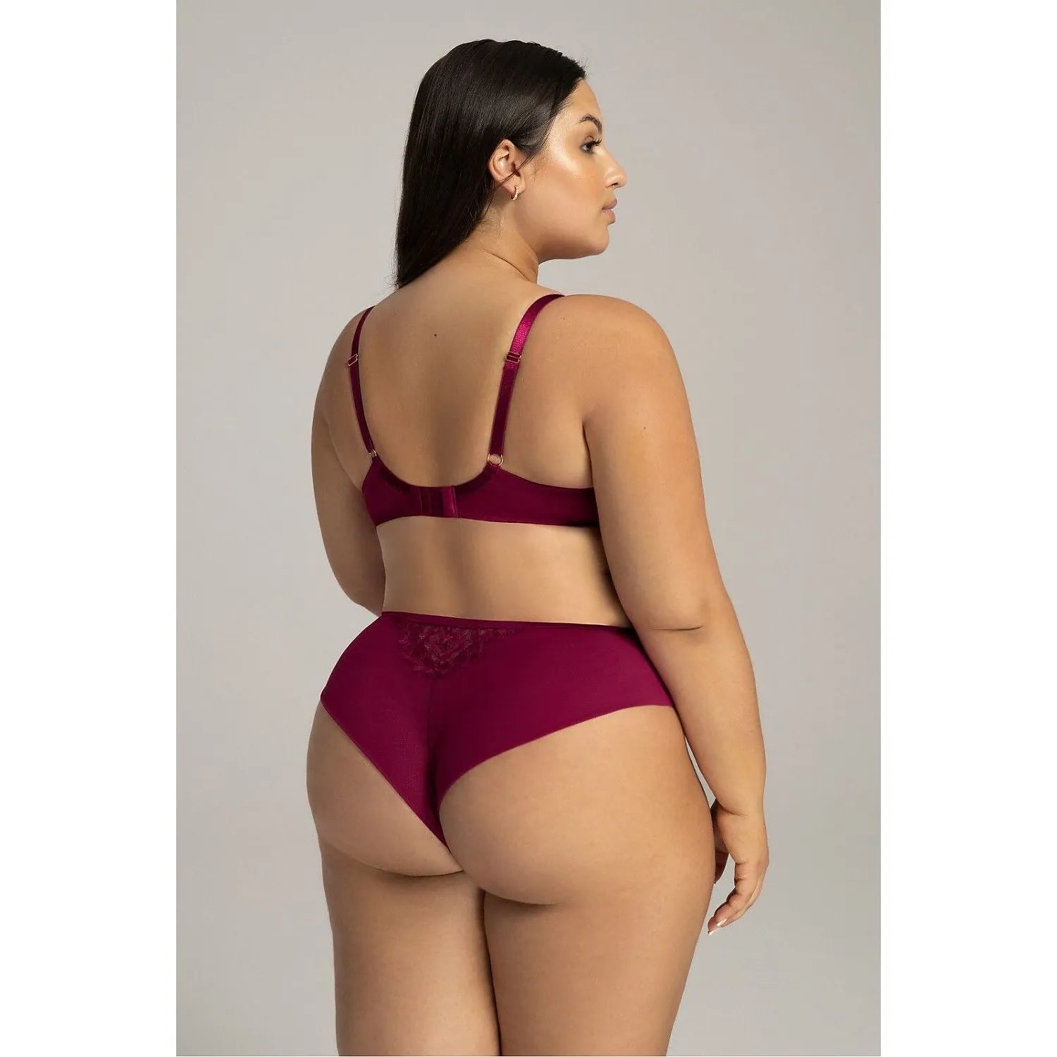 Culotte brésilienne bordeaux avec dentelle et tulle transparent, ajustement parfait, souligne la silhouette féminine.