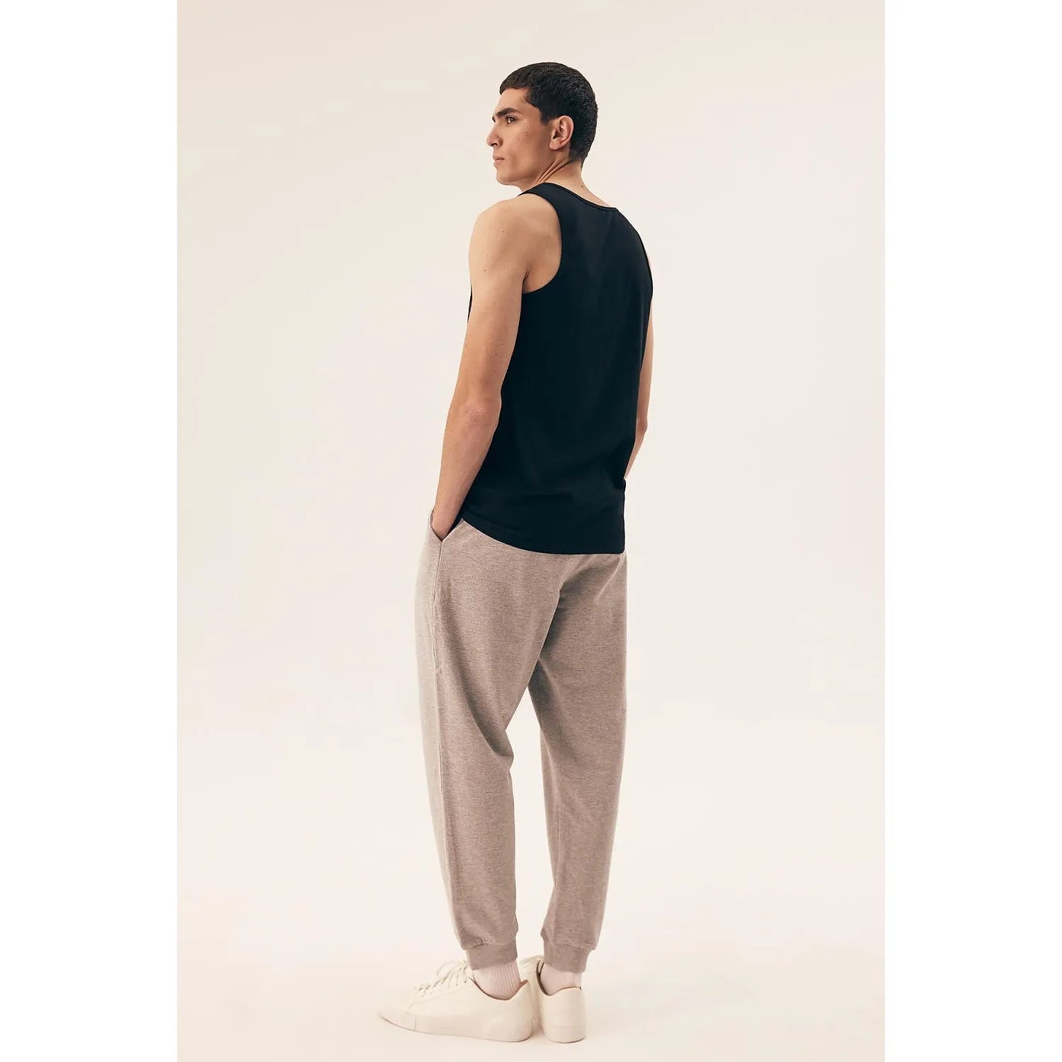 Débardeur noir sans manches pour homme, coupe classique, encolure ronde, idéal pour l'été ou sous-vêtement.