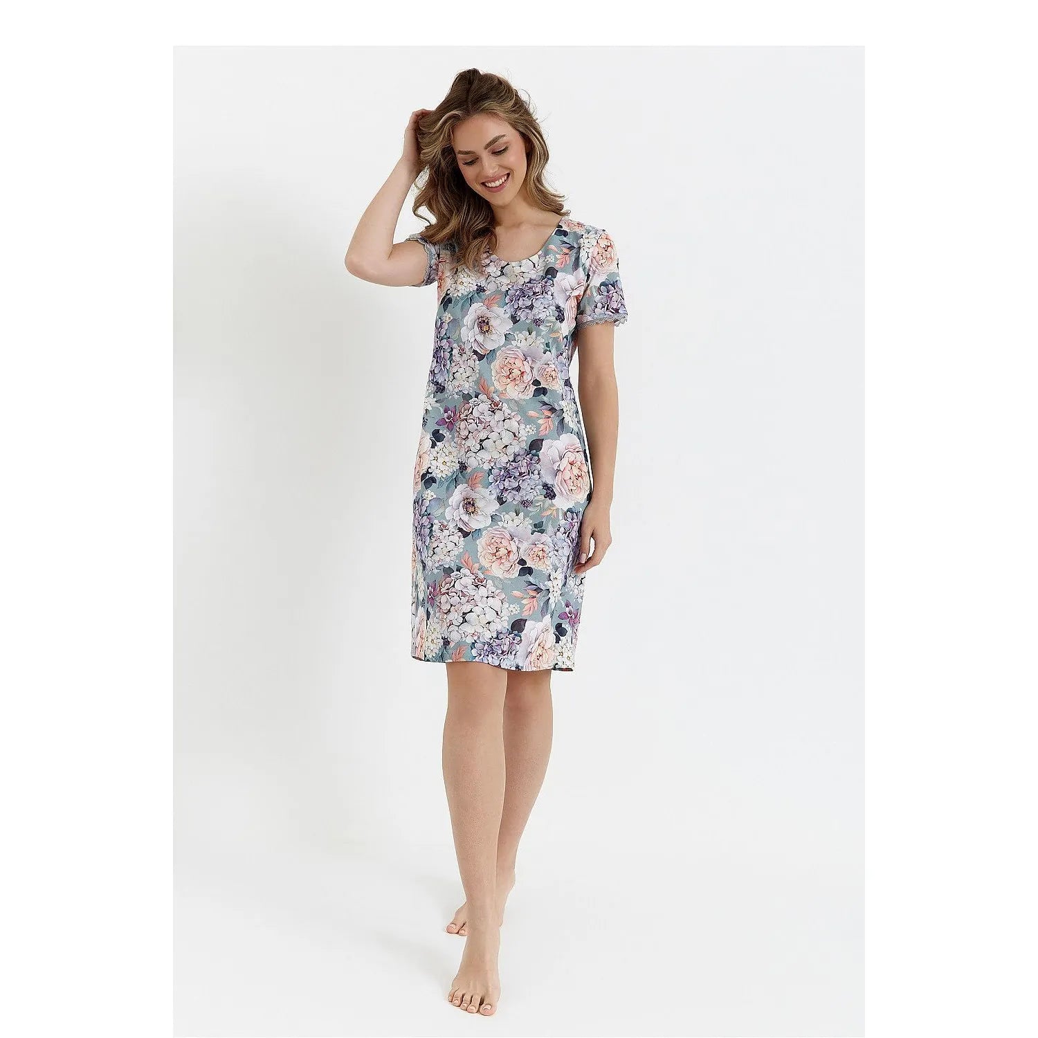 Chemise de nuit fleurie Cana 212750, manches courtes dentelle, décolleté en pointe, coupe ample, tissu doux et aéré.