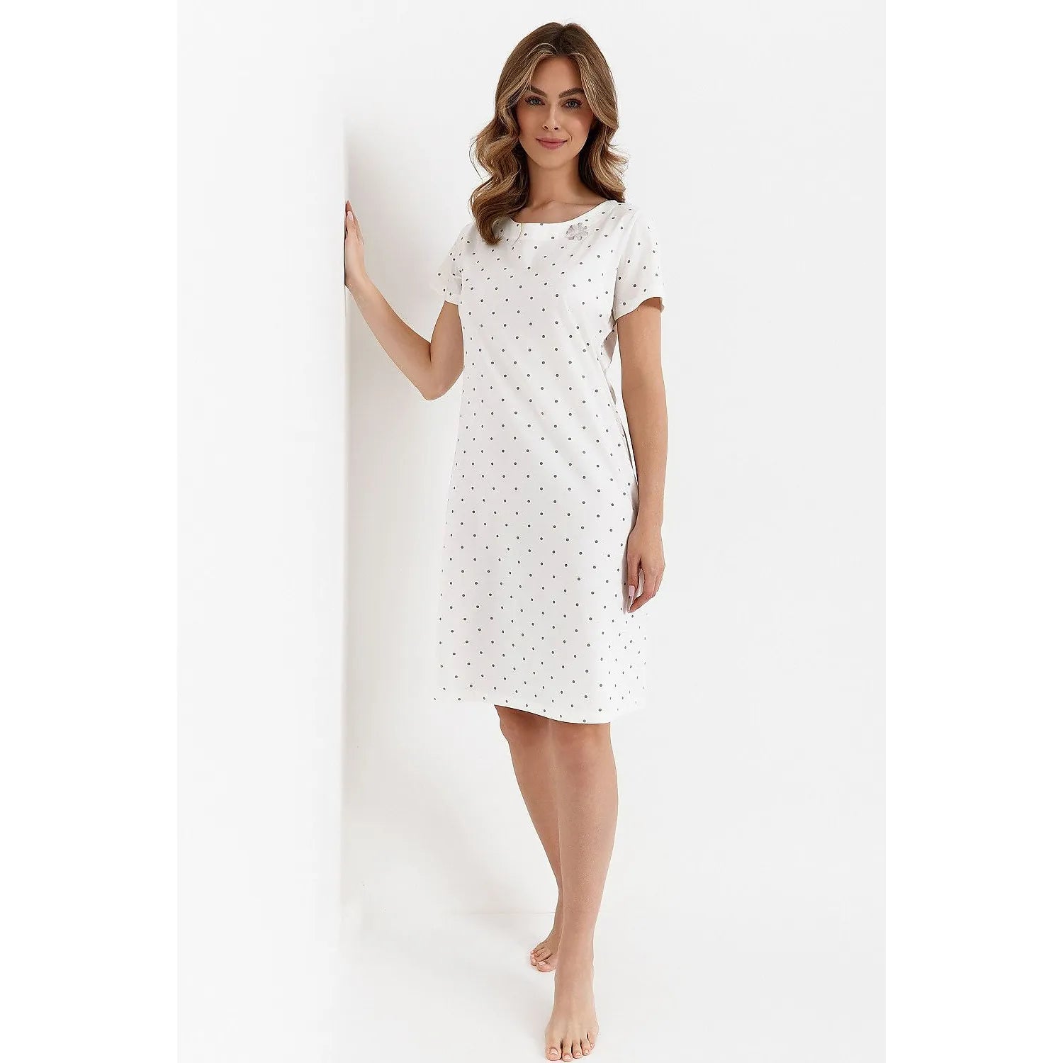 Chemise de nuit blanche à pois noirs, manches courtes, col rond, coupe ample, longueur genou, tissu coton doux.