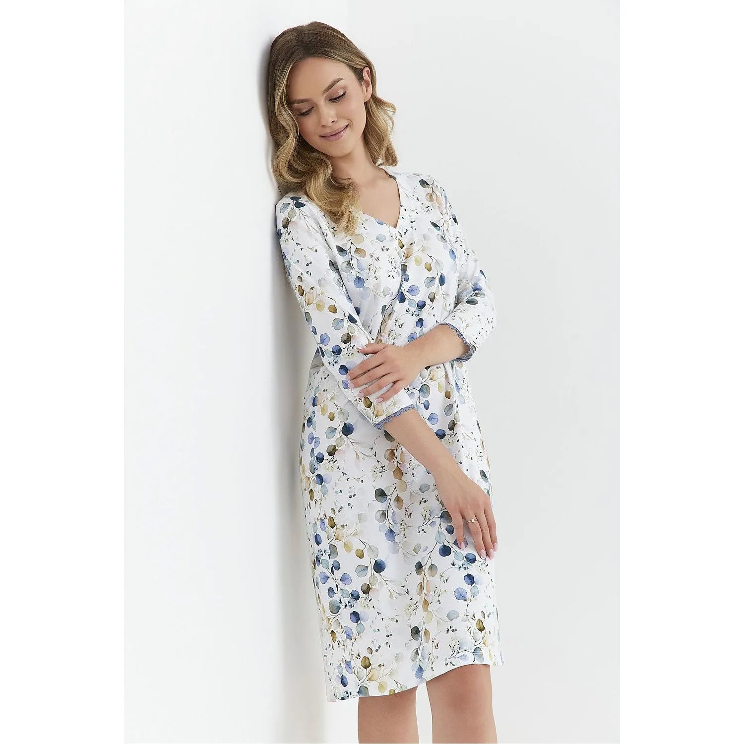Chemise de nuit femme imprimée, manches 3/4 dentelle, décolleté en pointe, coton 100 %, élégante et légère.