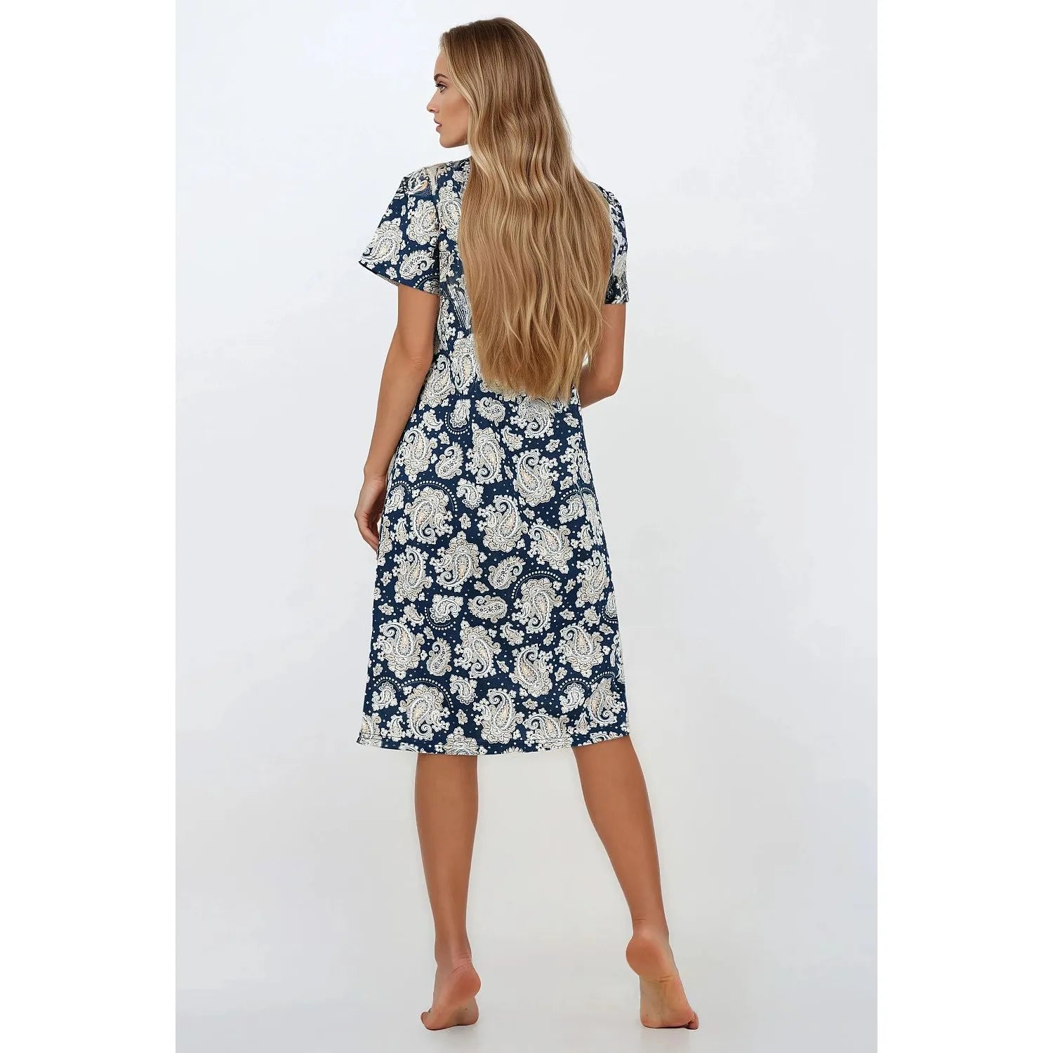 Chemise de nuit bleue à motifs floraux, manches courtes, coupe ample, décolleté arrondi, tissu doux et hypoallergénique.