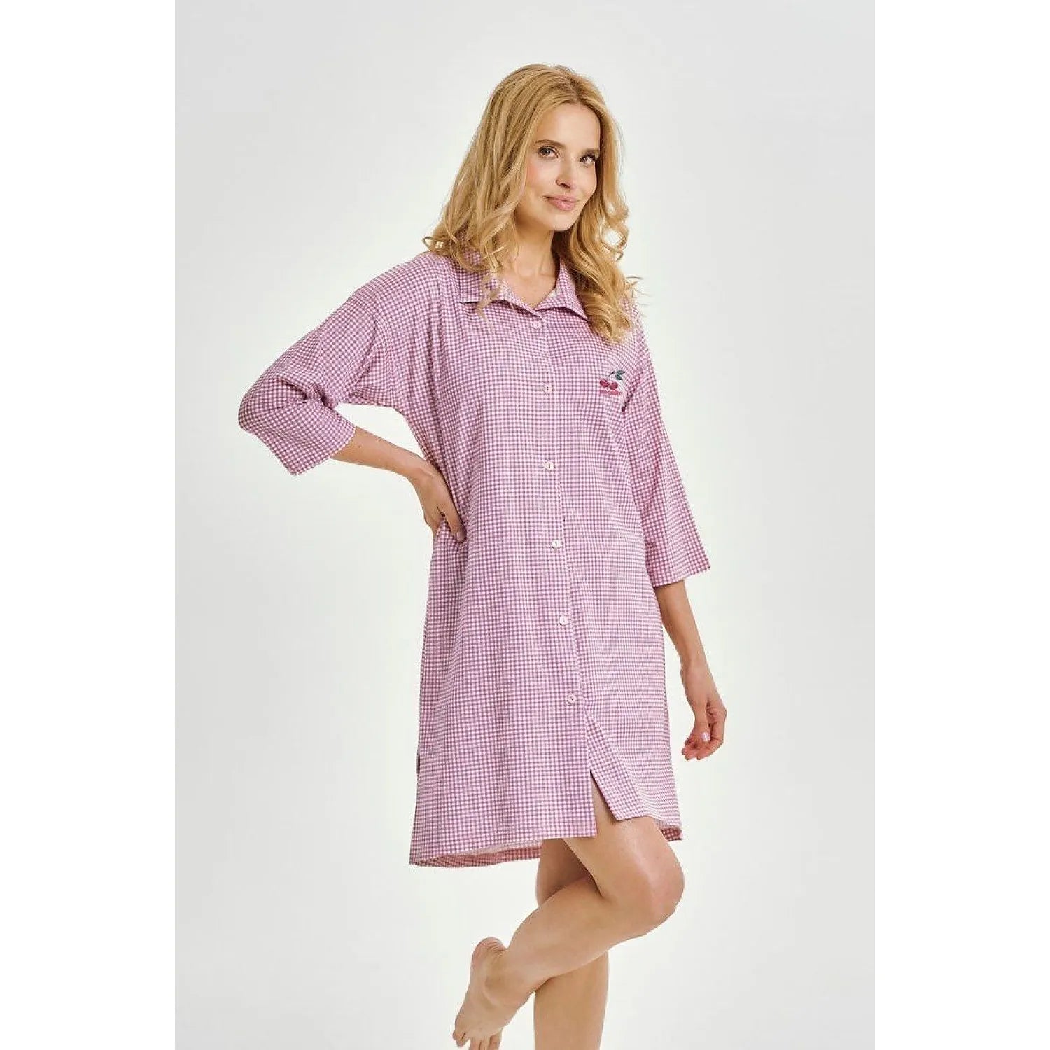 Chemise de nuit rose à carreaux, manches 3/4, col classique, boutonnée, tissu doux, coupe ample, longueur au-dessus du genou.