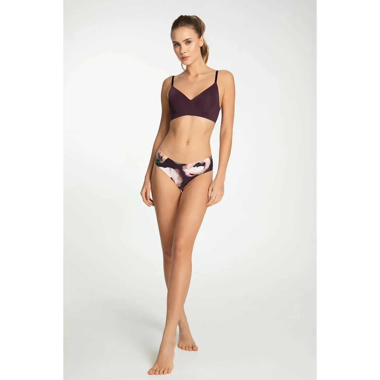 Culotte brésilienne Julimex florale avec dentelle, motifs pivoines aquarelle prune, rose, vert, ajustement velouté.