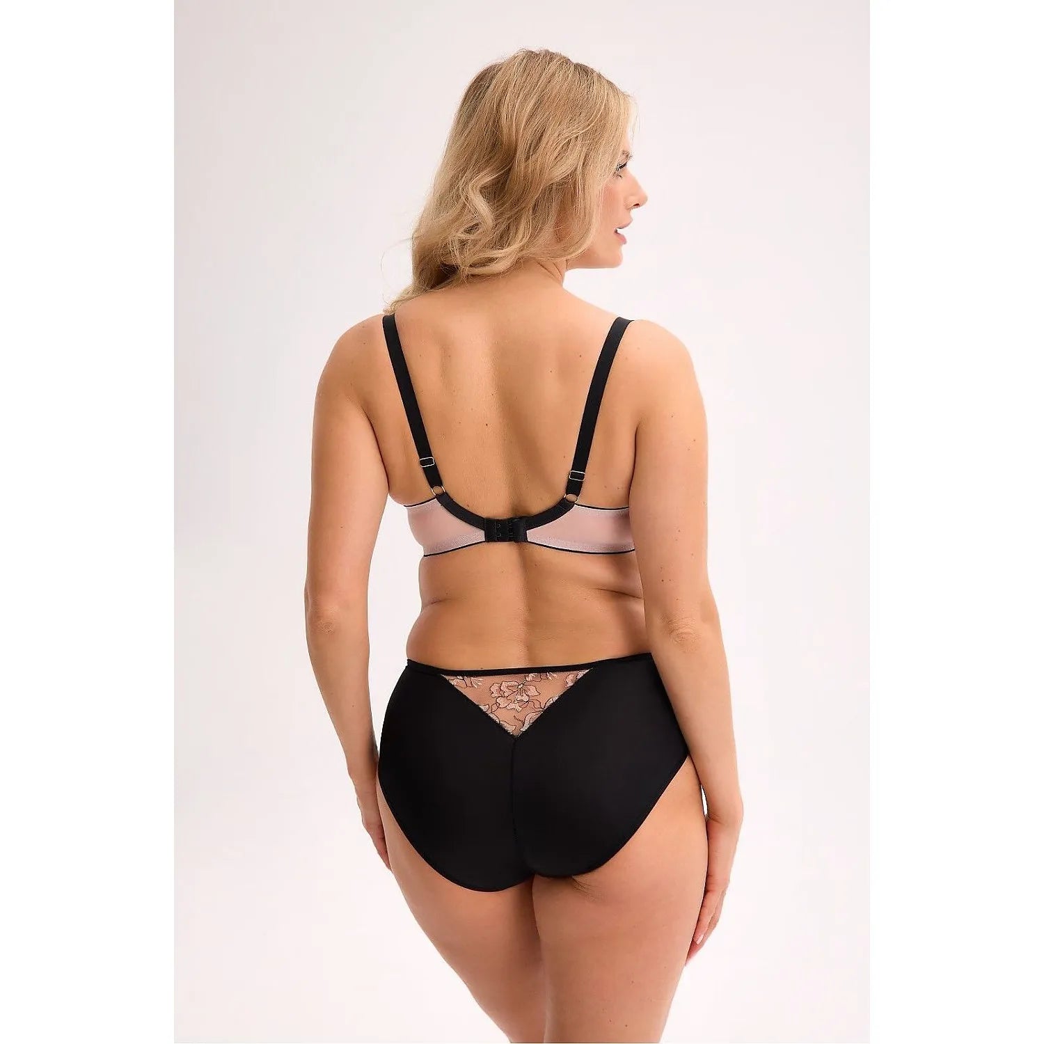 Culottes Gaia noires avec broderie résille, microfibre douce, ajustement parfait, élégance et confort pour femme moderne.